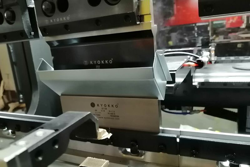 Célula dobradeira robótica para fabricante de eletrodomésticos
